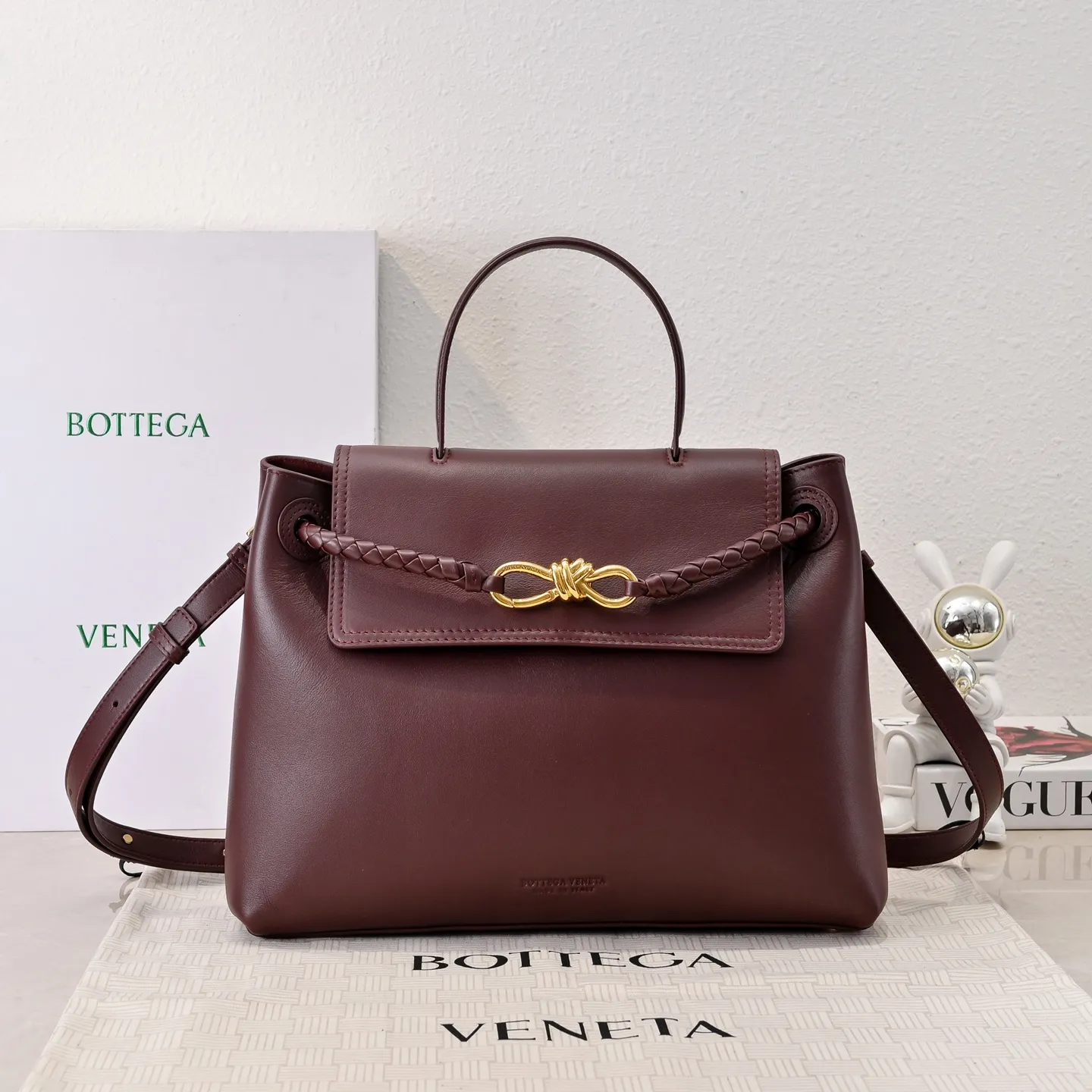 Batch 2360 #Bv New Ciao Ciao handbag Ciao Ciao means "hello" and "goodbye" in Italian, showing a relaxed and casual lifestyle ⭐️Made of Dutch Silky Calf calf leather ~ silky to the touch. The leather is thick, and the suede lining is soft and comfortable. The relaxed feeling of stacked smooth leather, the representative woven element shoulder strap, and the perfect embellishment of golden buckles 💥The bag has a unique shape, casual and exquisite, and super practical ☄️Carry Ciao Ciao to accompany you in various occasions, and be the most stylish you 🎀 Model: 7231 Size: 34x26x15